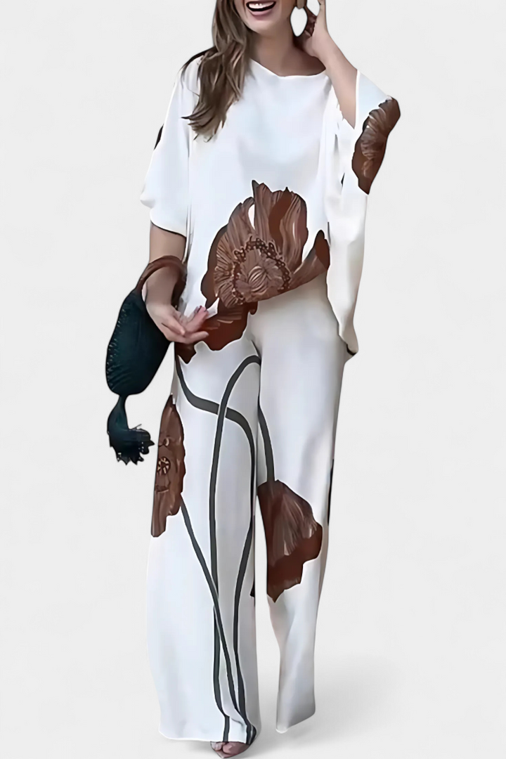 Sybella Dviejų Dalių Gėlių Komplektas su Atviru Petimi ir Tiesiomis Kelnėmis