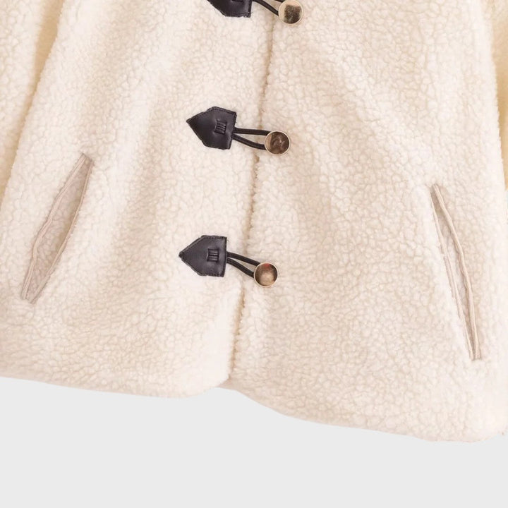 Gūnus | Moteriška trumpa flisinė striukė su sagtelėmis ir kišenėmis su atvartais