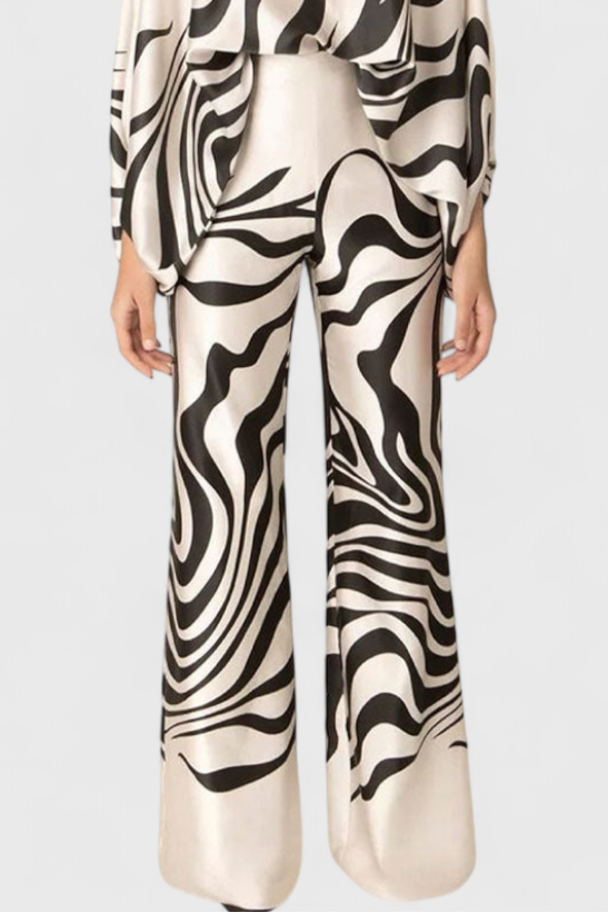 Sybella Dviejų Dalių Komplektas su Atvirais Pečiais ir Plačiais Batai