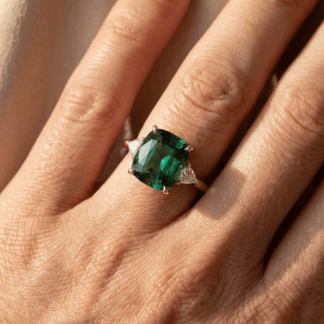 Elegantiškas Kvadratinis Smaragdinis Žiedas Su Aukso Apdaila