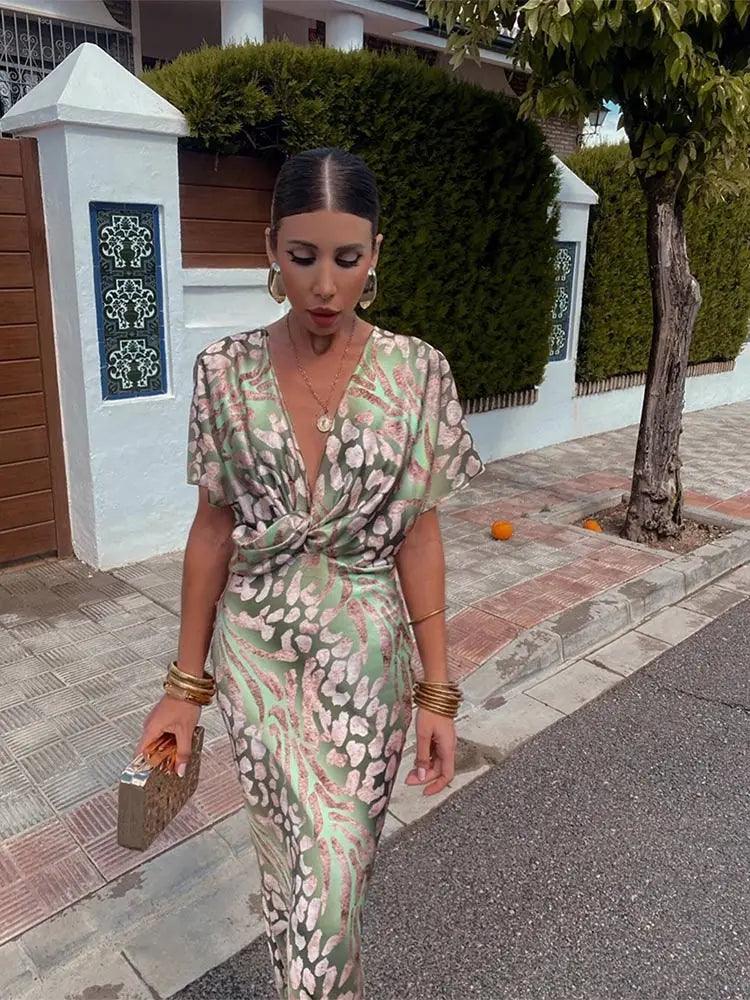 Konstanca | Gėlių Suknelė su Plisuotais Elementais ir V Formos Iškirpte