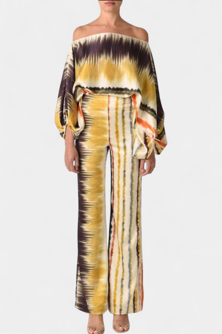 Sybella Dviejų Dalių Komplektas su Atvirais Pečiais ir Plataus Dizaino Batai