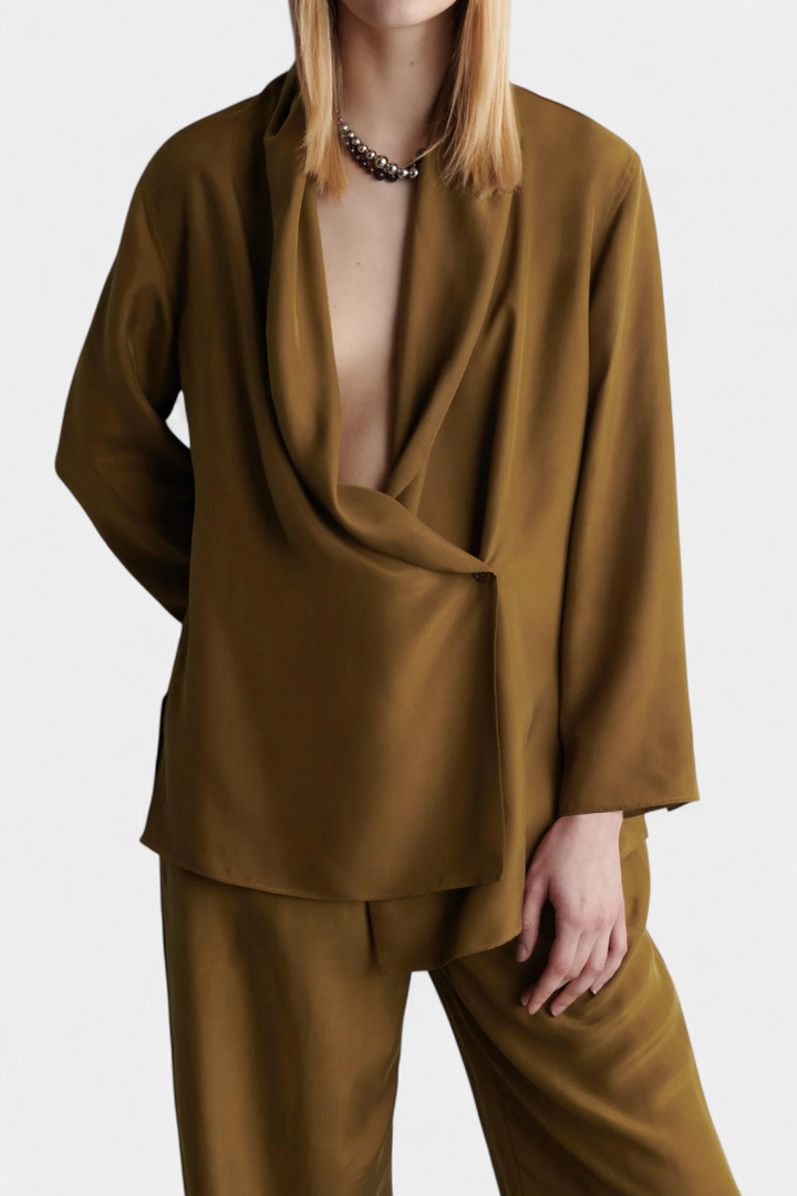 Sue Blazera komplektas su siaurais atlokais ir suderintomis kelnėmis