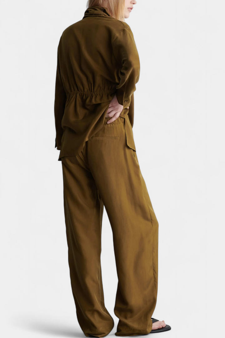 Sue Blazera komplektas su siaurais atlokais ir suderintomis kelnėmis