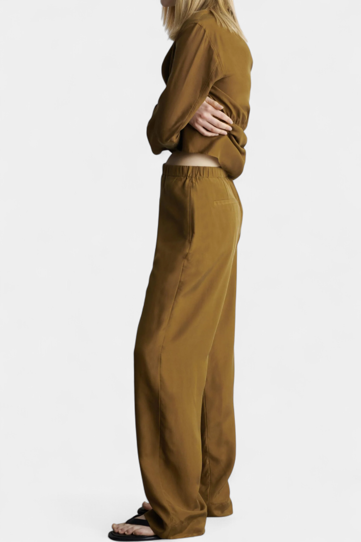 Sue Blazera komplektas su siaurais atlokais ir suderintomis kelnėmis