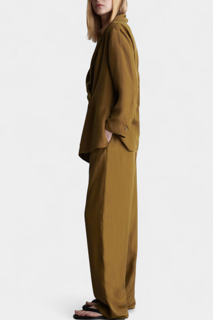 Sue Blazera komplektas su siaurais atlokais ir suderintomis kelnėmis