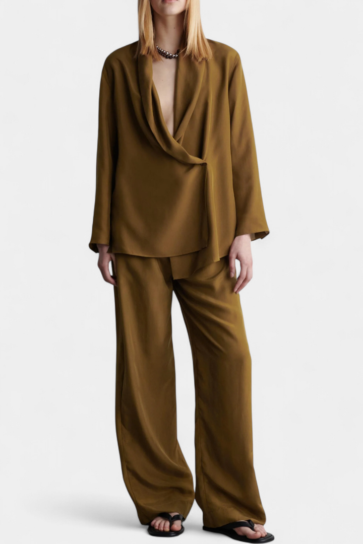 Sue Blazera komplektas su siaurais atlokais ir suderintomis kelnėmis