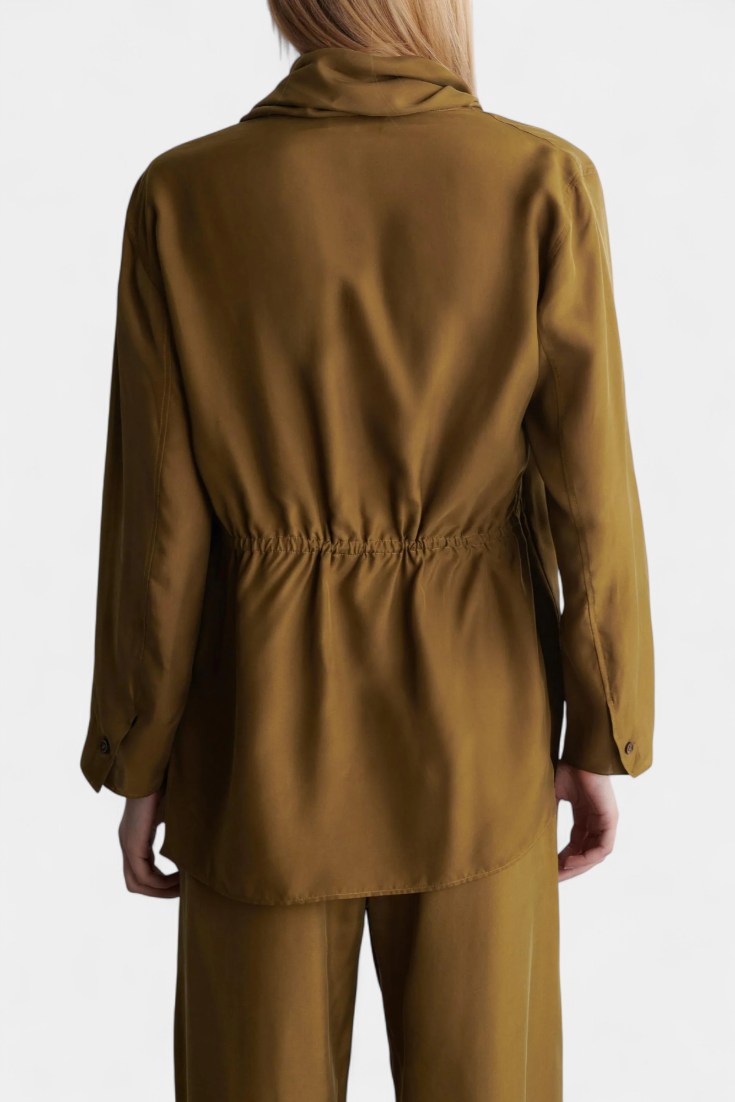 Sue Blazera komplektas su siaurais atlokais ir suderintomis kelnėmis