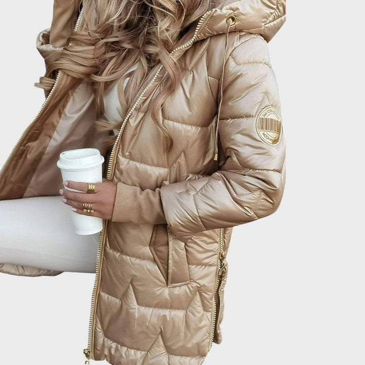 Sniegė | Ilgas ir šiltas dygsniuotas paltas su apgaubiančiu gobtuvu